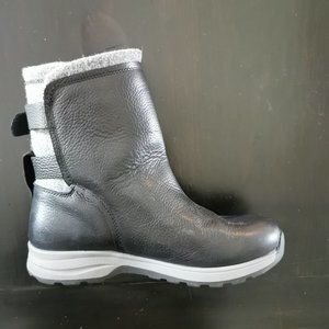 WOOLRICH womens leather winter boot.